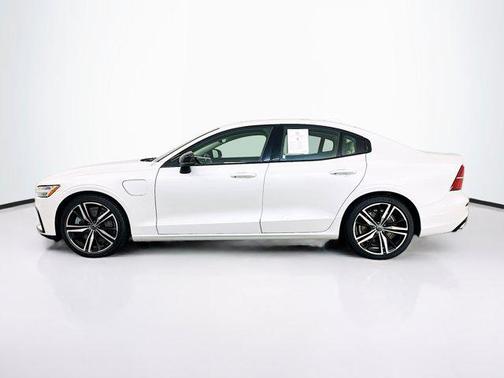 2022 Volvo S60 Recharge Plug-In Hybrid T8 R-Design Expression