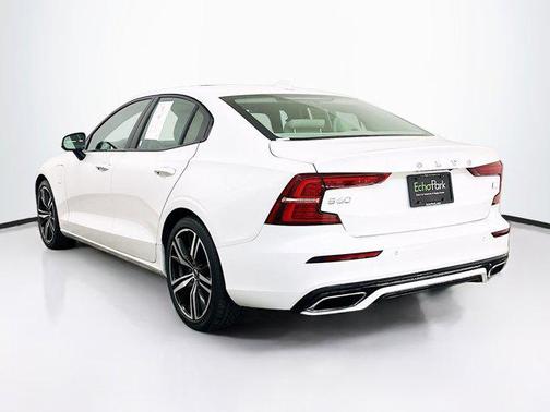 2022 Volvo S60 Recharge Plug-In Hybrid T8 R-Design Expression