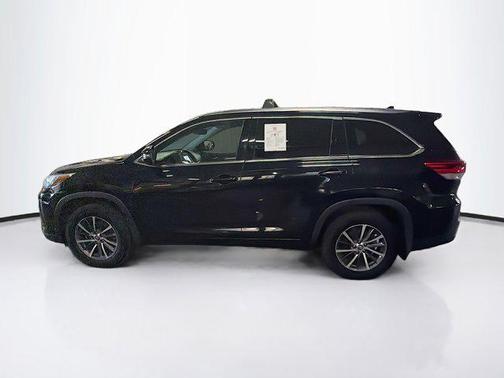 Midnight Black Metallic 2017 Toyota Highlander XLE