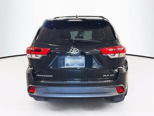 Midnight Black Metallic 2017 Toyota Highlander XLE