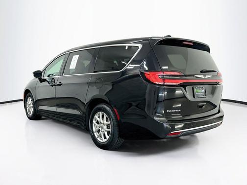 Diamond Black Crystal Pearlcoat 2024 Chrysler Pacifica Touring L