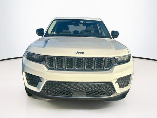 Bright White Clearcoat 2022 Jeep Grand Cherokee Laredo