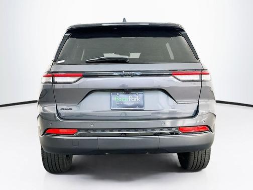Baltic Gray Metallic Clearcoat 2023 Jeep Grand Cherokee Altitude