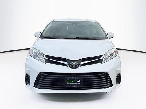 Super White 2018 Toyota Sienna LE