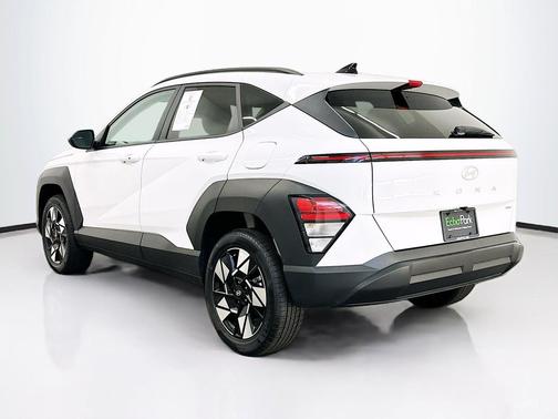 Atlas White 2025 Hyundai KONA SEL