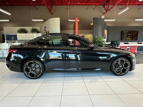 2025 Alfa Romeo Giulia Intensa