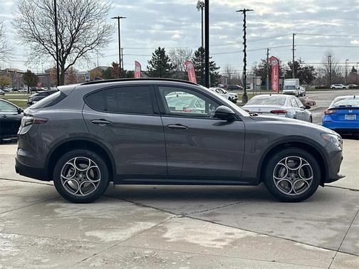 2025 Alfa Romeo Stelvio Base