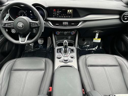 2025 Alfa Romeo Stelvio Base