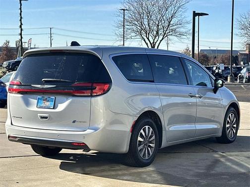 2024 Chrysler Pacifica Hybrid Select