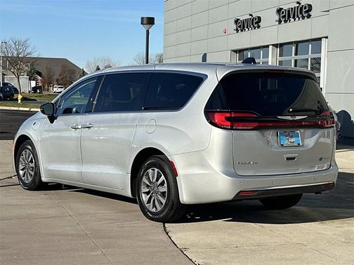 2024 Chrysler Pacifica Hybrid Select