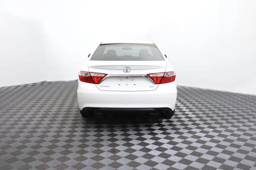 White 2017 Toyota Camry SE