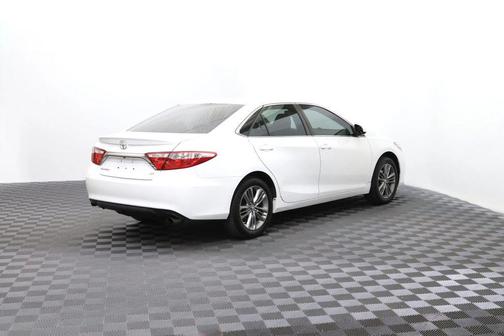 White 2017 Toyota Camry SE