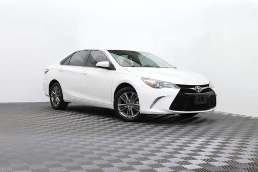 White 2017 Toyota Camry SE