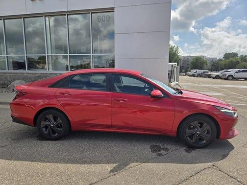 2022 Hyundai ELANTRA SEL
