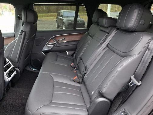 Santorini Black 2026 Land Rover Range Rover P400 SE 7 Seat