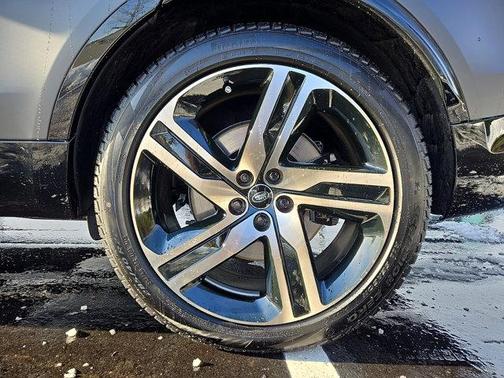 2026 Land Rover Discovery Tempest Edition