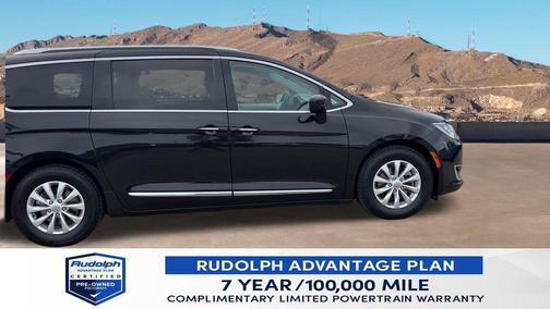 Brilliant Black Crystal Pearlcoat 2018 Chrysler Pacifica Touring-L