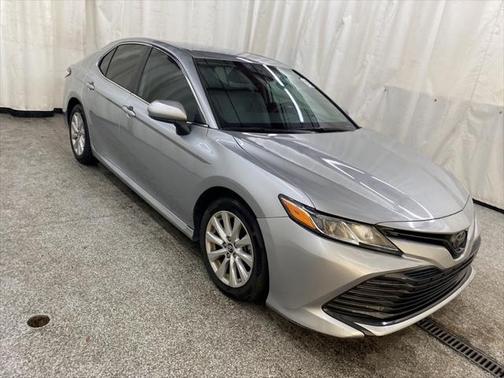 Photo 5 of 11 of 2019 Toyota Camry LE