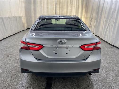 Photo 3 of 11 of 2019 Toyota Camry LE