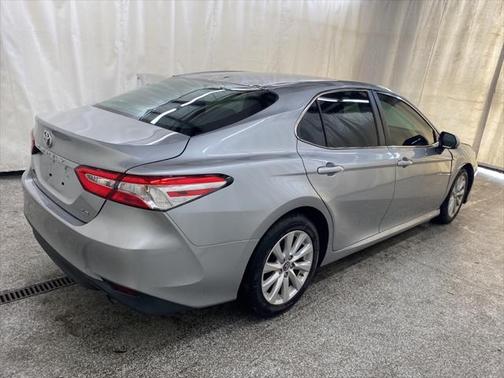 Photo 4 of 11 of 2019 Toyota Camry LE