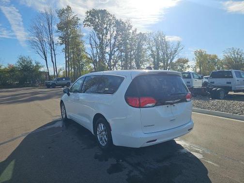 2022 Chrysler Voyager LX