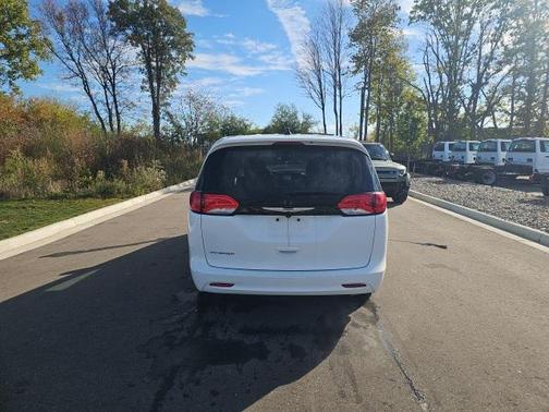 2022 Chrysler Voyager LX