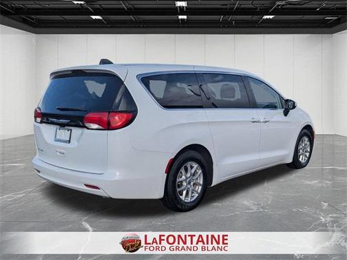 2022 Chrysler Voyager LX