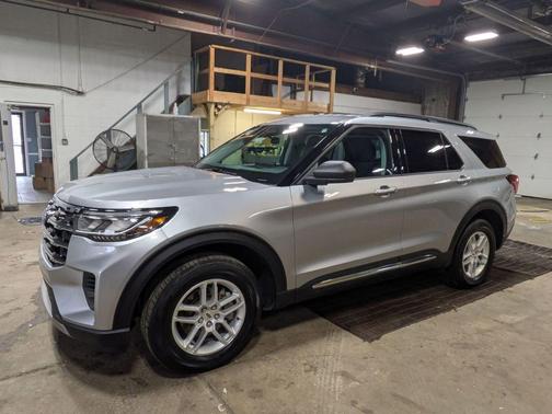 Iconic Silver Metallic 2025 Ford Explorer Active