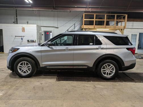 Iconic Silver Metallic 2025 Ford Explorer Active