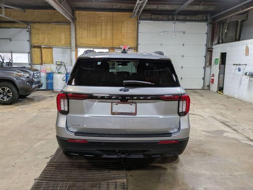 Iconic Silver Metallic 2025 Ford Explorer Active