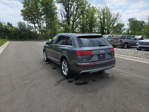 Samurai Gray Metallic 2019 Audi Q7 55 Prestige