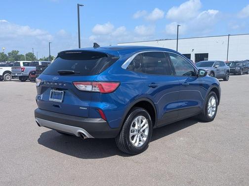 Atlas Blue Metallic 2022 Ford Escape SE