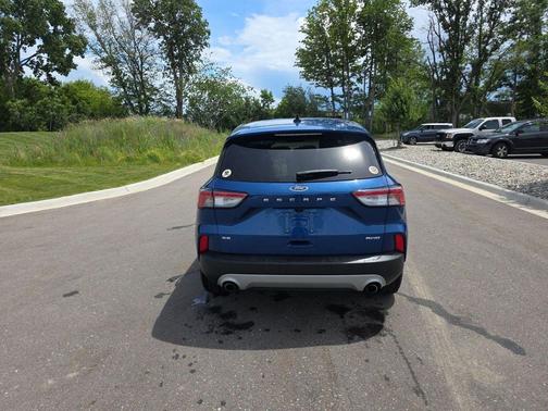 Atlas Blue Metallic 2022 Ford Escape SE