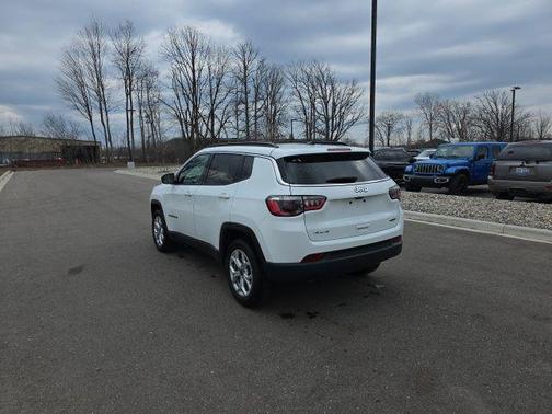 Bright White Clearcoat 2025 Jeep Compass Latitude