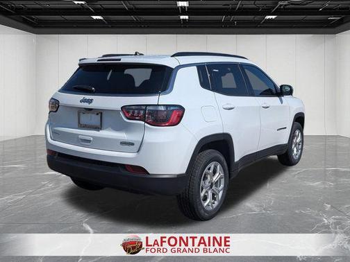 Bright White Clearcoat 2025 Jeep Compass Latitude