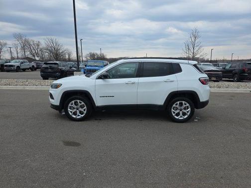 Bright White Clearcoat 2025 Jeep Compass Latitude