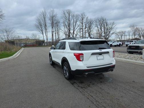 Star White Metallic Tri-Coat 2022 Ford Explorer XLT