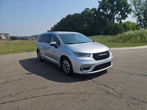 2023 Chrysler Pacifica Hybrid Touring L