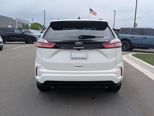 Star White Metallic Tri-Coat 2022 Ford Edge ST Line