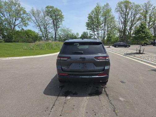 Baltic Gray Metallic Clearcoat 2023 Jeep Grand Cherokee L Altitude