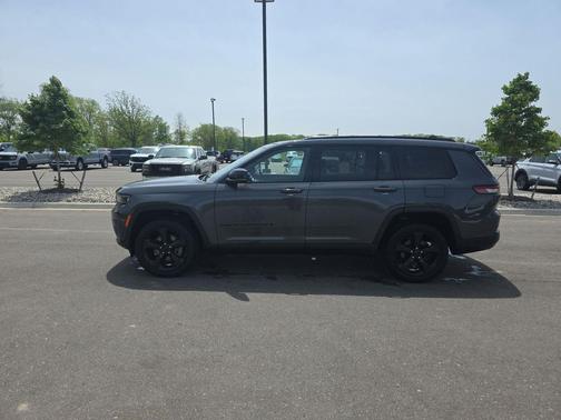 Baltic Gray Metallic Clearcoat 2023 Jeep Grand Cherokee L Altitude