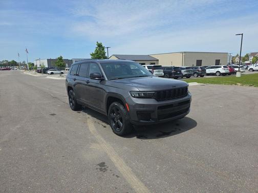 Baltic Gray Metallic Clearcoat 2023 Jeep Grand Cherokee L Altitude