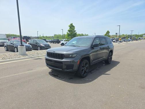 Baltic Gray Metallic Clearcoat 2023 Jeep Grand Cherokee L Altitude