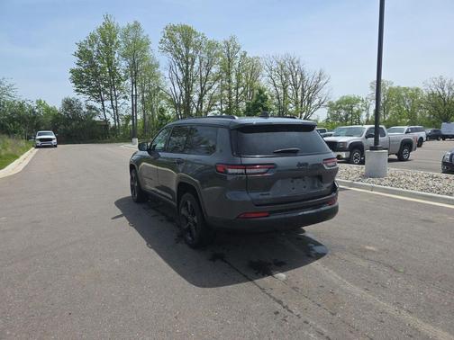 Baltic Gray Metallic Clearcoat 2023 Jeep Grand Cherokee L Altitude