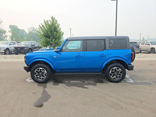 Velocity Blue Metallic 2023 Ford Bronco Outer Banks