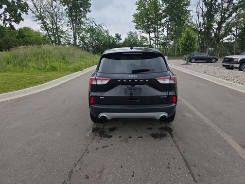 Agate Black Metallic 2022 Ford Escape SE