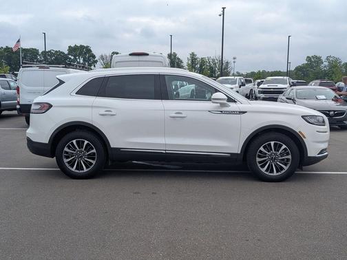 Pristine White Metallic Tri-Coat 2023 Lincoln Nautilus Standard