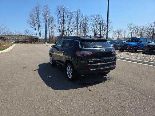 Diamond Black Crystal Pearlcoat 2025 Jeep Compass Latitude