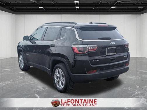 Diamond Black Crystal Pearlcoat 2025 Jeep Compass Latitude