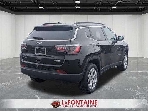 Diamond Black Crystal Pearlcoat 2025 Jeep Compass Latitude